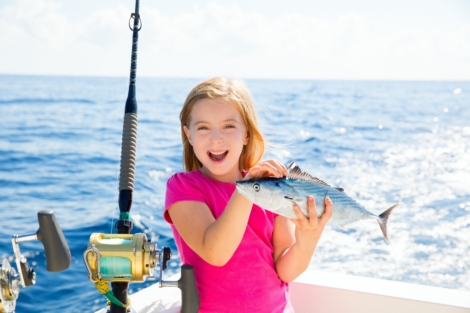 Девочка держит рыбу