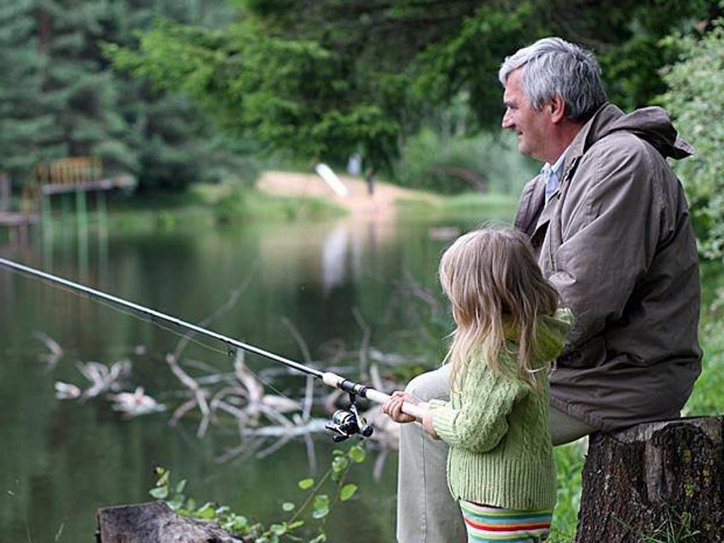 Дедушка ловит рыбу. Рыбалка. Дети рыбачат с дедом. Рыба на удочке.